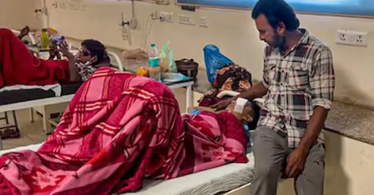 চোখে সমস্যা নিয়ে হাসপাতালে ভর্তি শিশু